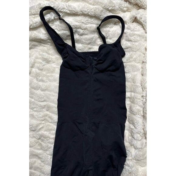 SEAMLESS SCULPT ZIP FRONT Scoop Neck mid thigh bodysuit - Picture 6 of 9